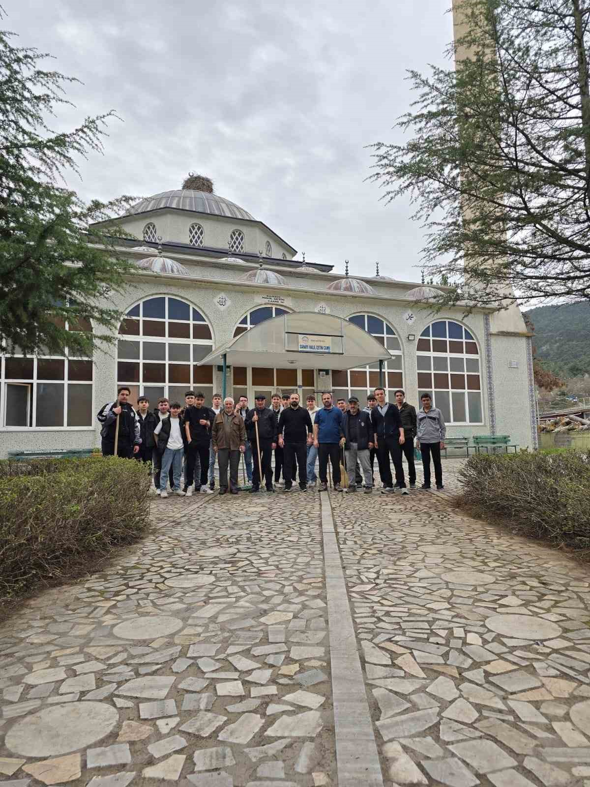 liselilerden-cami-temizligi