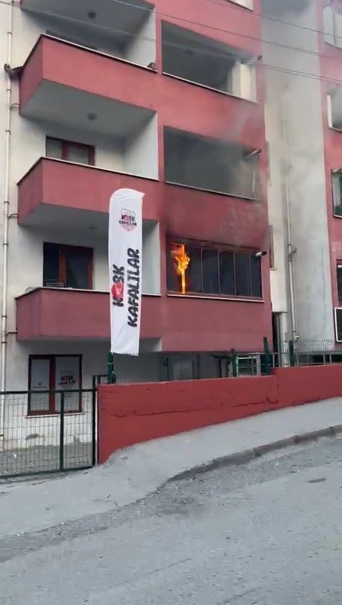ogrencilerin-kaldigi-evde-cikan-yangin-sonduruldu