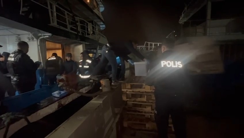 samsunda-balikci-deknesine-kacak-bal-operasyonu-1-ton-240-kilo-bal-ele-gecirildi