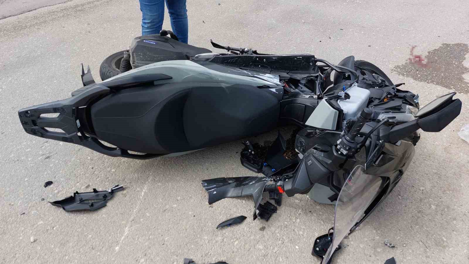 samsunda-hafif-ticari-arac-ile-motosiklet-carpisti-2-yarali