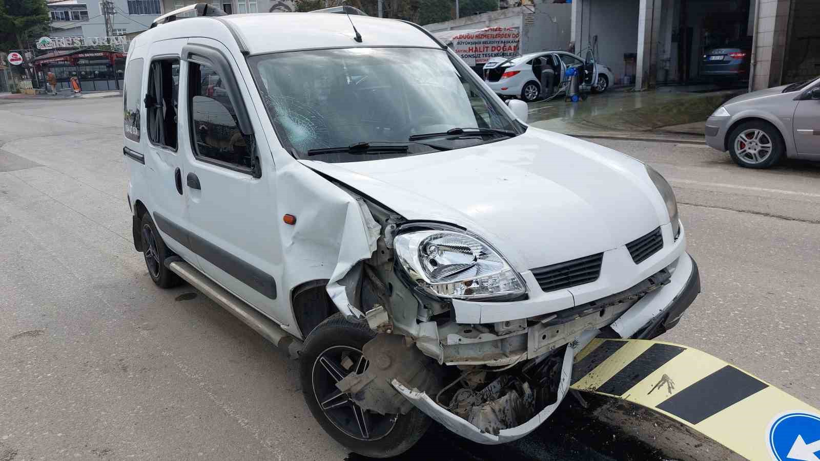 samsunda-hafif-ticari-arac-ile-motosiklet-carpisti-2-yarali