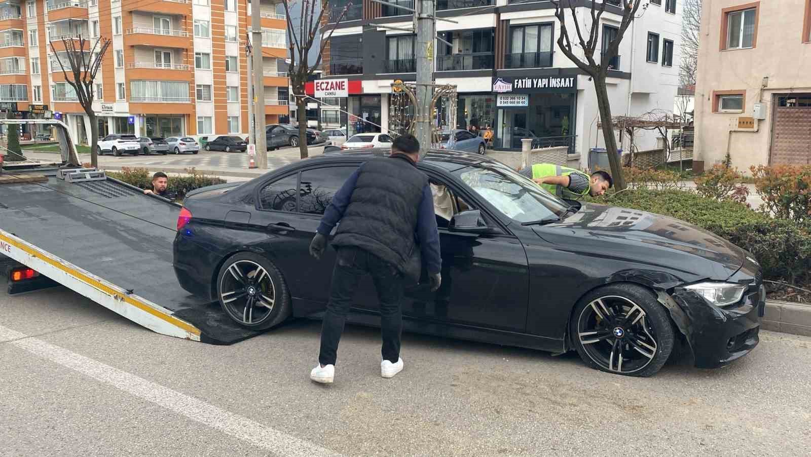 yayaya-yol-veren-aracla-carpisti-1-yarali