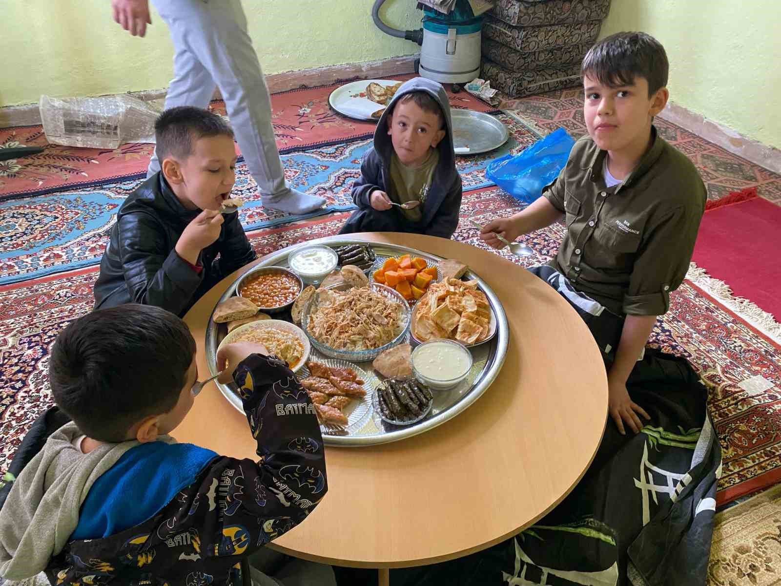yillardir-suren-gelenek-bayramlarda-tum-yemekler-camiye-getiriliyor