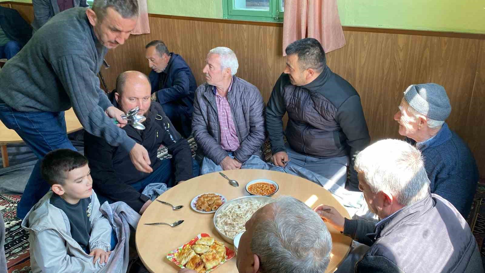 yillardir-suren-gelenek-bayramlarda-tum-yemekler-camiye-getiriliyor
