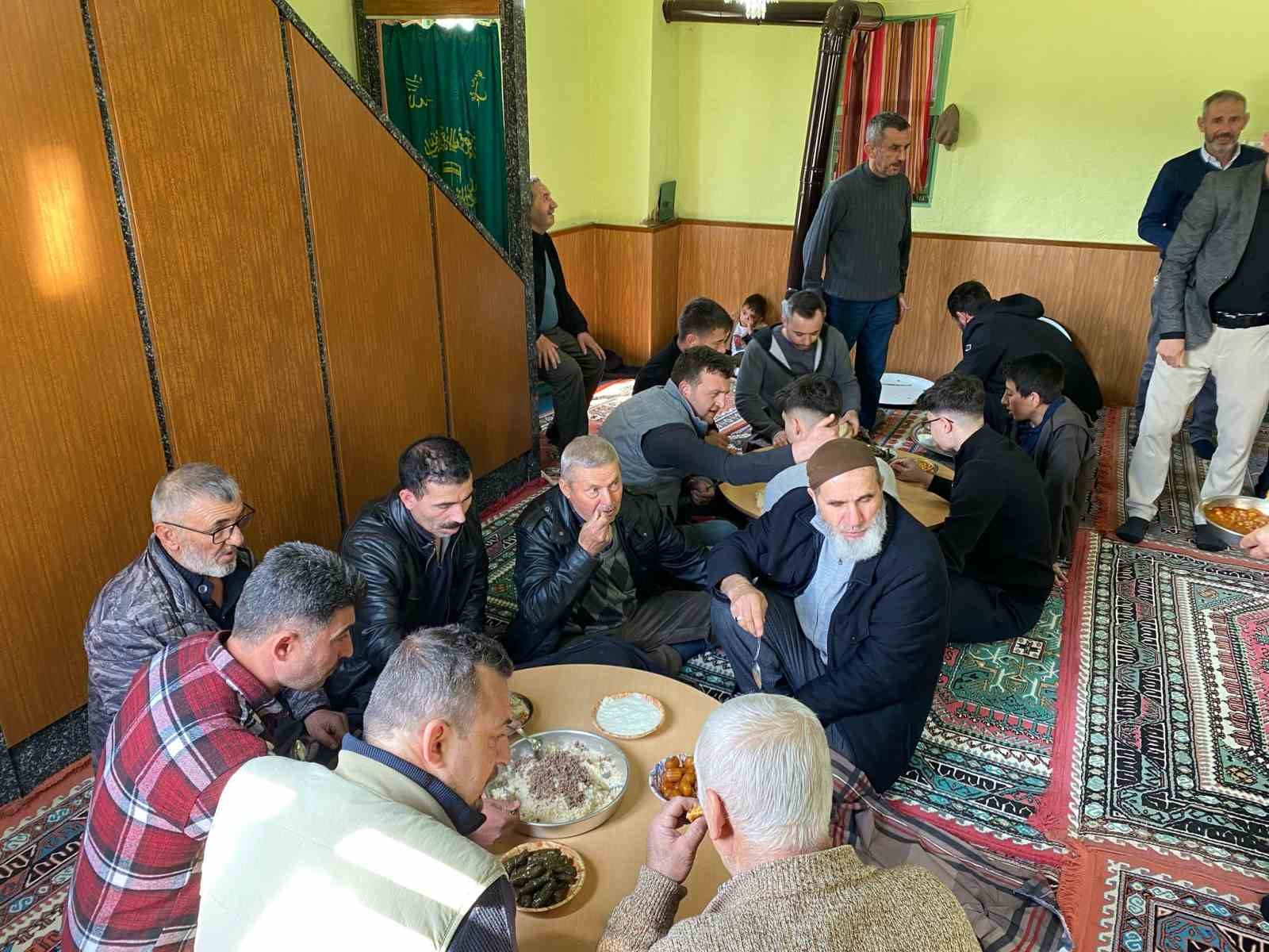 yillardir-suren-gelenek-bayramlarda-tum-yemekler-camiye-getiriliyor