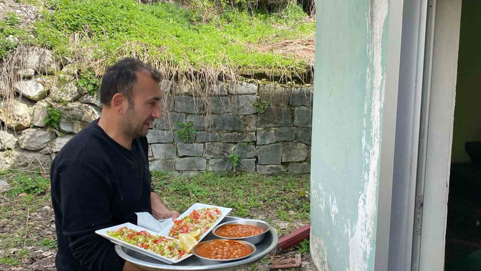 yillardir-suren-gelenek-bayramlarda-tum-yemekler-camiye-getiriliyor