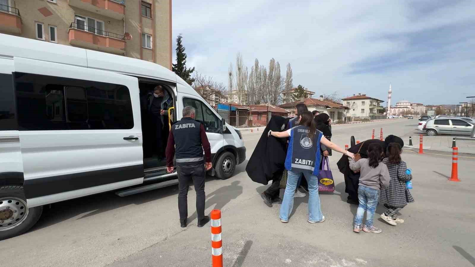 zabita-dilenci-kovalamacasi-kamerada-paralar-coraplardan-cikti