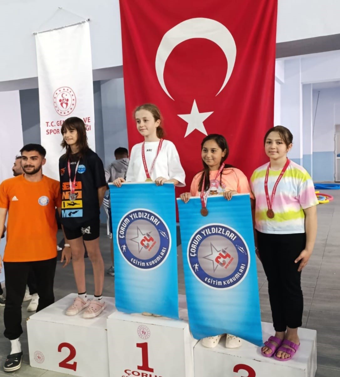 alacali-genc-yuzuculer-madalyalari-topladi