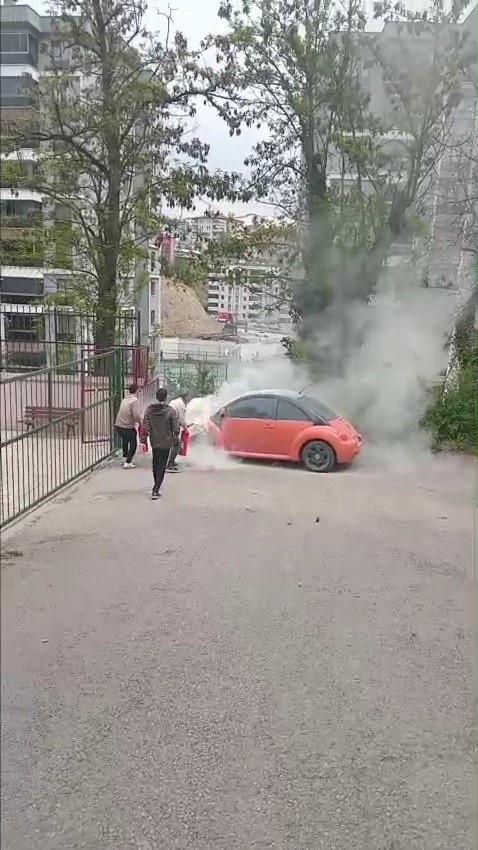 alev-alan-otomobile-ilk-mudahaleyi-okul-muduru-yapti