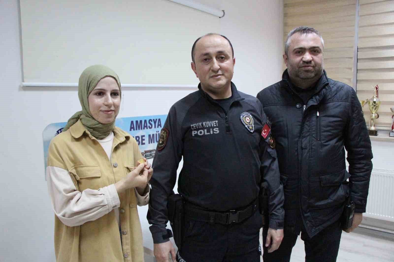 alisveris-yaparken-altinini-kaybeden-genc-kizi-sokakta-gezen-polis-sevindirdi
