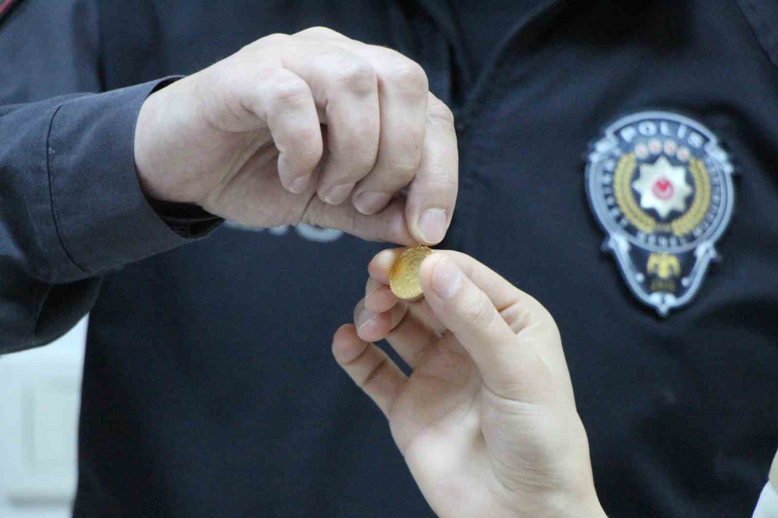 alisveris-yaparken-altinini-kaybeden-genc-kizi-sokakta-gezen-polis-sevindirdi