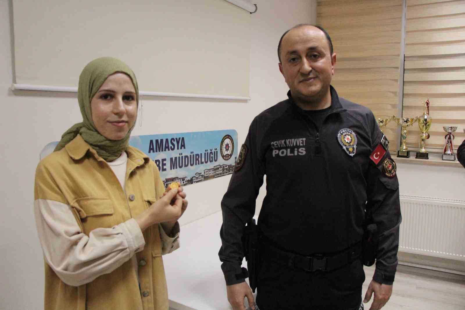 alisveris-yaparken-altinini-kaybeden-genc-kizi-sokakta-gezen-polis-sevindirdi