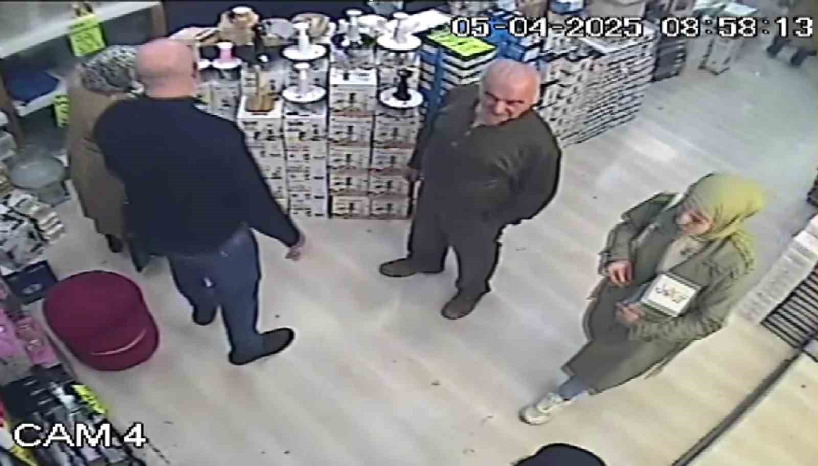 alisveris-yaparken-altinini-kaybeden-genc-kizi-sokakta-gezen-polis-sevindirdi