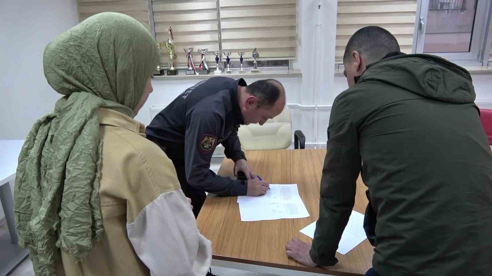 alisveris-yaparken-altinini-kaybeden-genc-kizi-sokakta-gezen-polis-sevindirdi