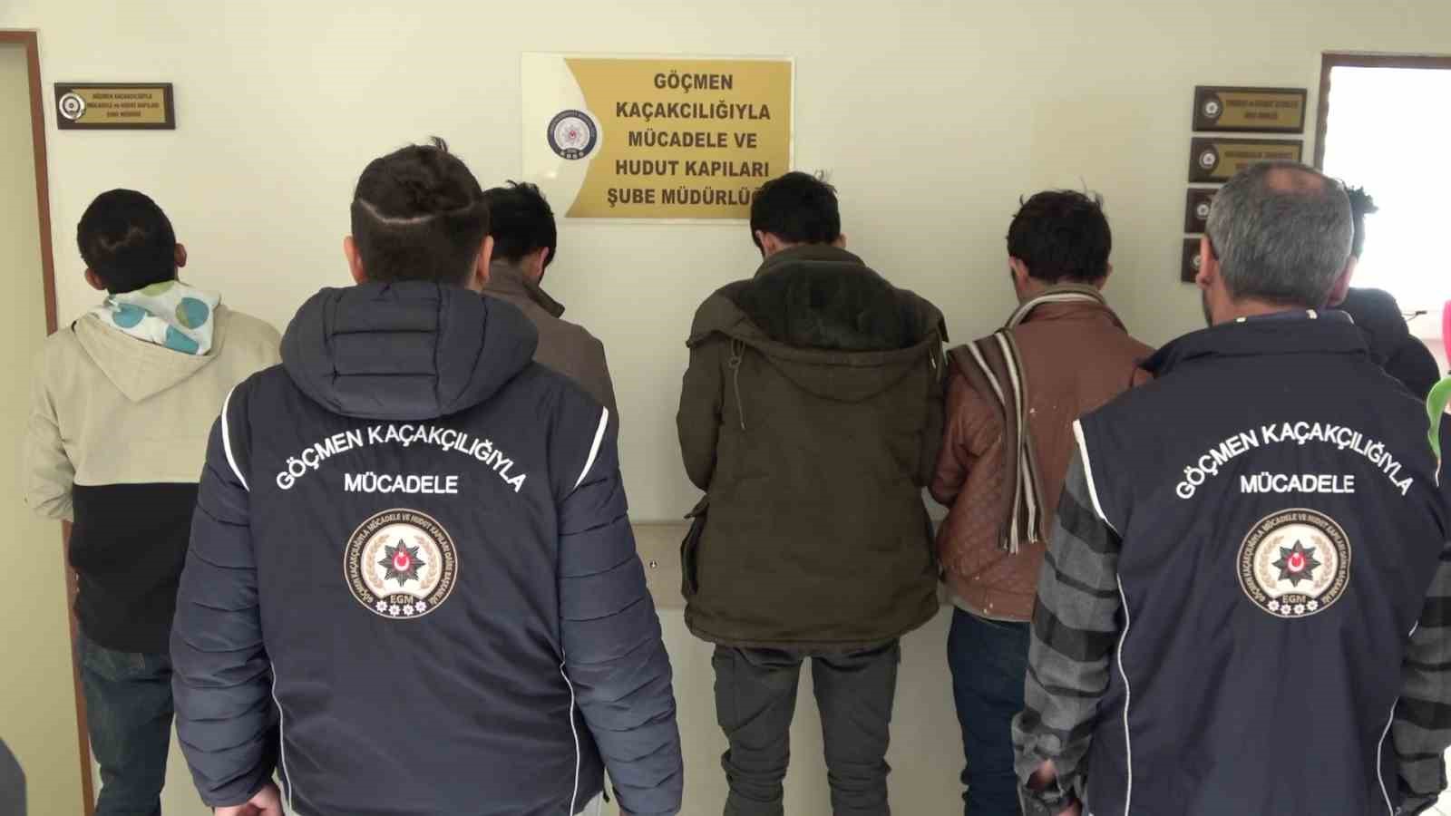 amasyada-koyun-tasiyan-2-tirdan-5-kacak-gocmen-cikti