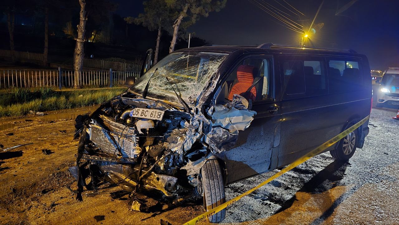 amasyada-minibus-ile-hafif-ticari-arac-kafa-kafaya-carpisti-7-yarali