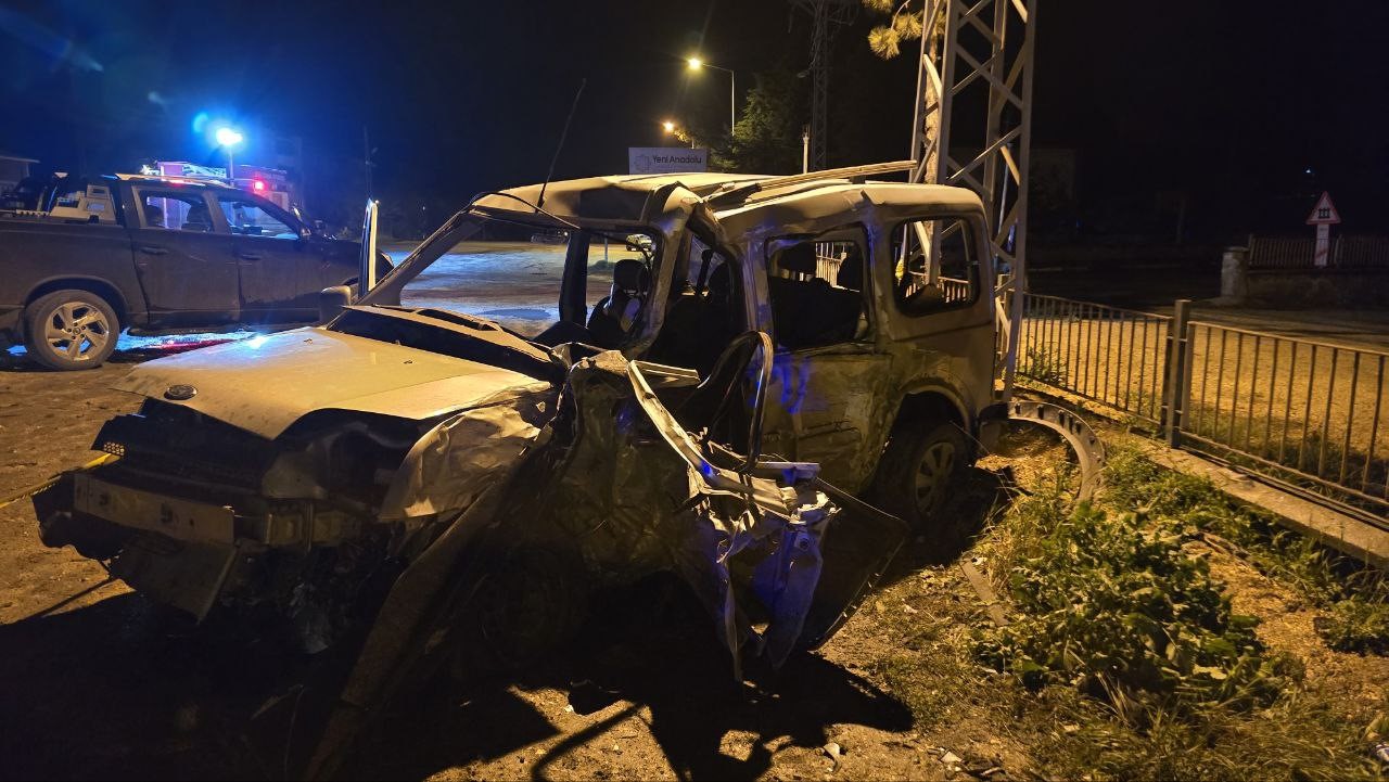 amasyada-minibus-ile-hafif-ticari-arac-kafa-kafaya-carpisti-7-yarali