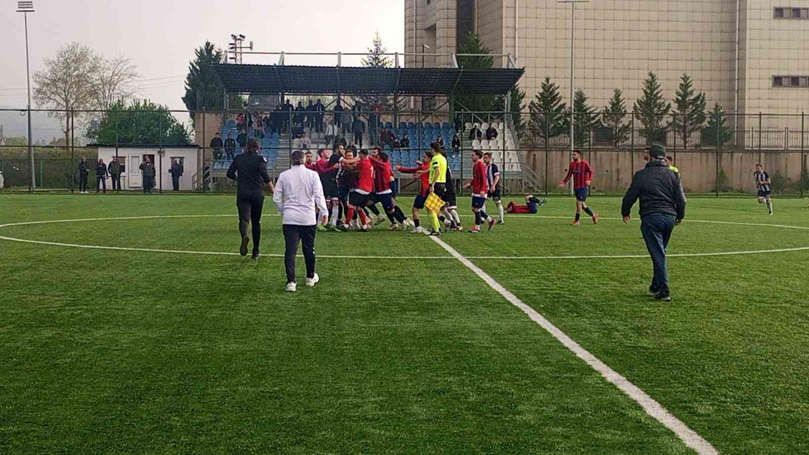amator-lig-macinda-sahada-baslayan-kavga-saha-disina-tasti