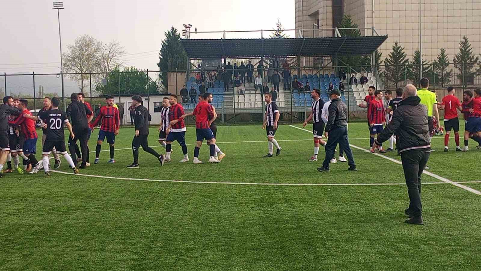 amator-lig-macinda-sahada-baslayan-kavga-saha-disina-tasti