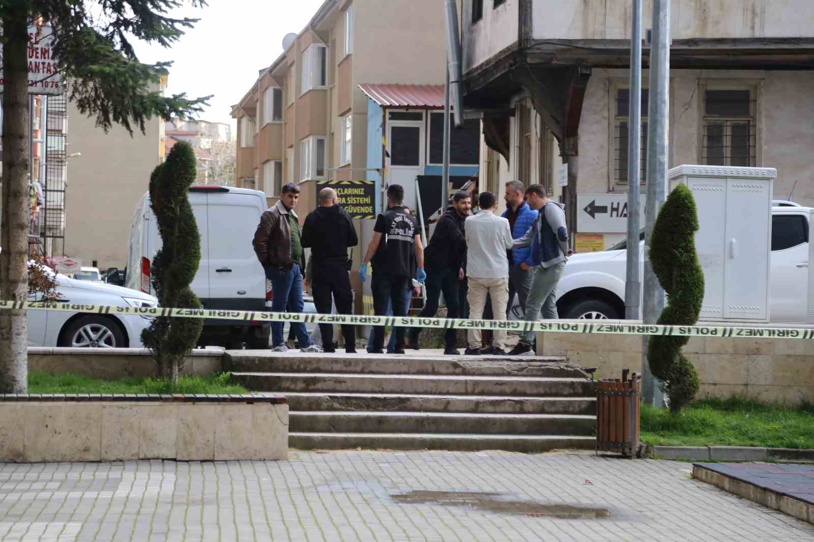 apartmanda-bulunan-el-bombasi-polisi-alarma-gecirdi