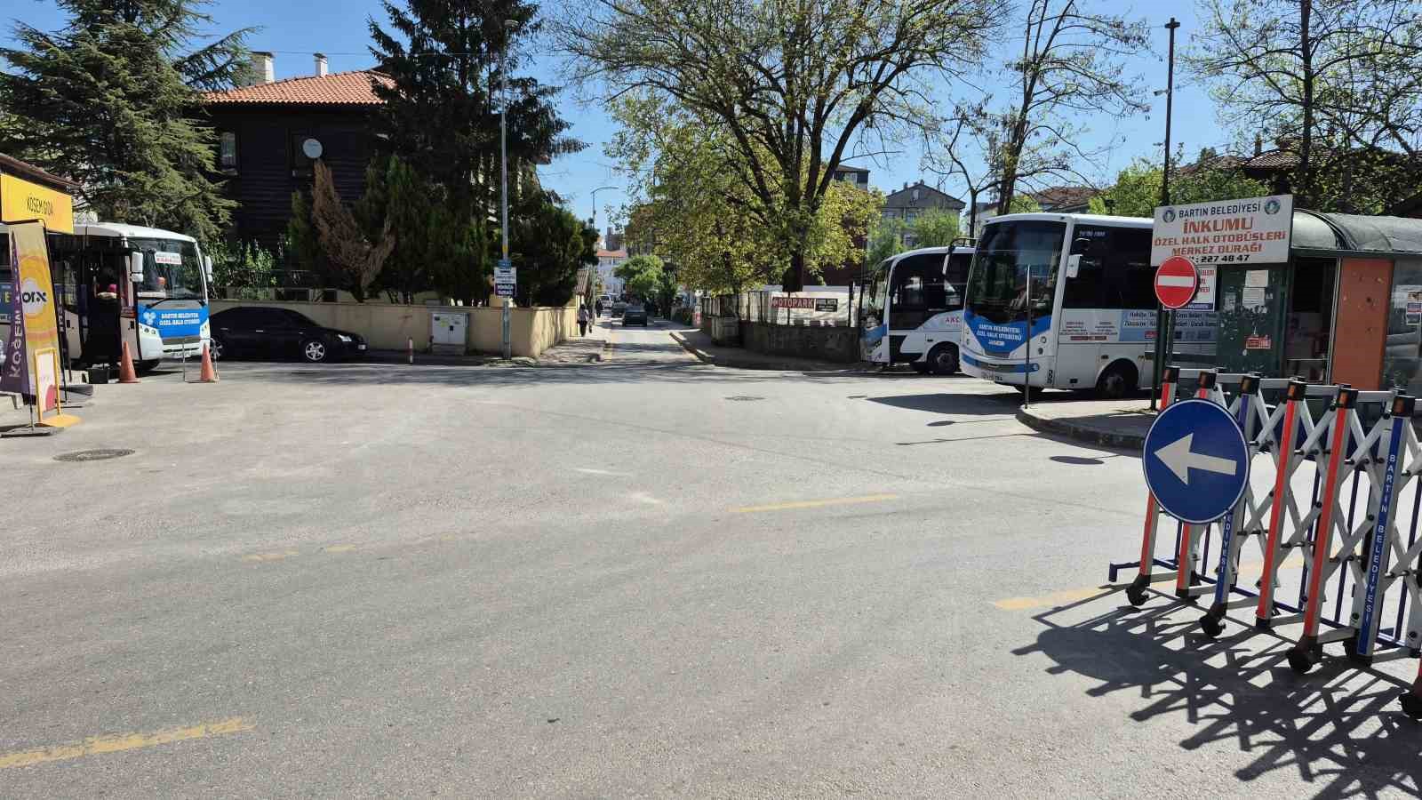 arac-trafigine-kapanan-caddede-ilginc-goruntuler