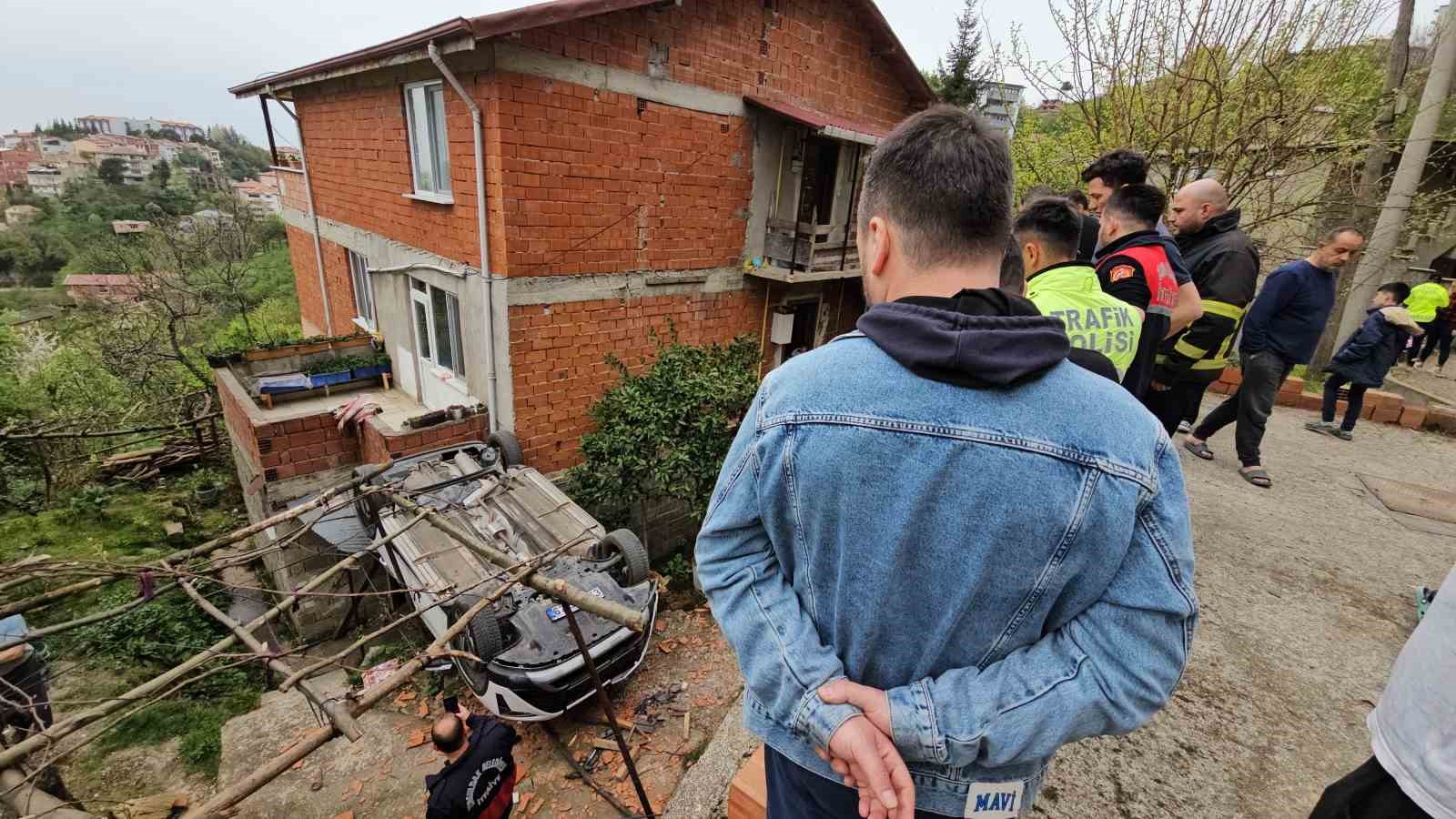 aracini-park-etmek-isterken-yuksekten-duserek-takla-atti