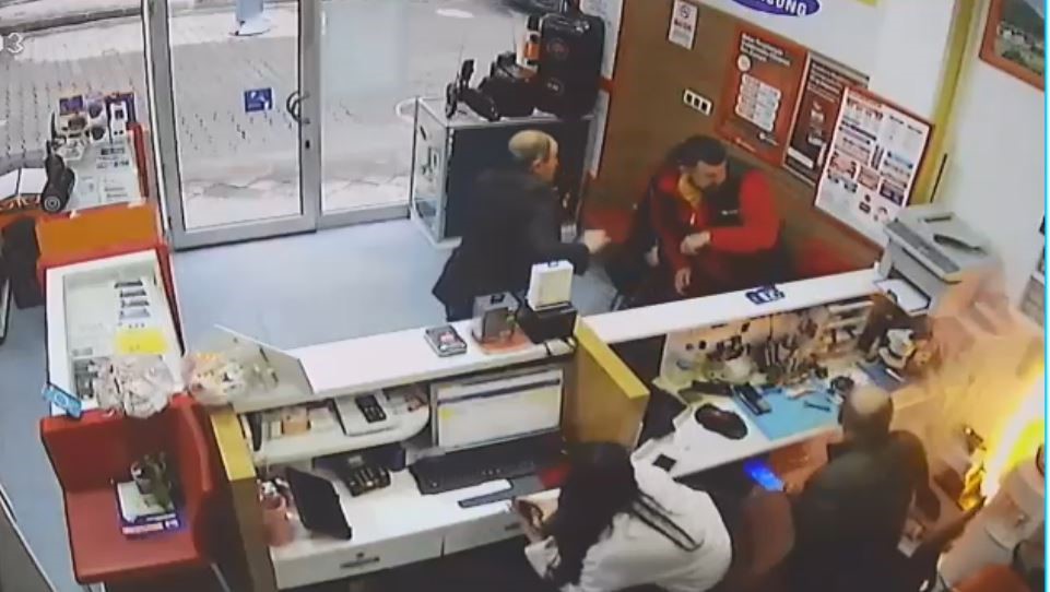 artvinde-tamir-icin-getirilen-cep-telefonu-bomba-gibi-patladi