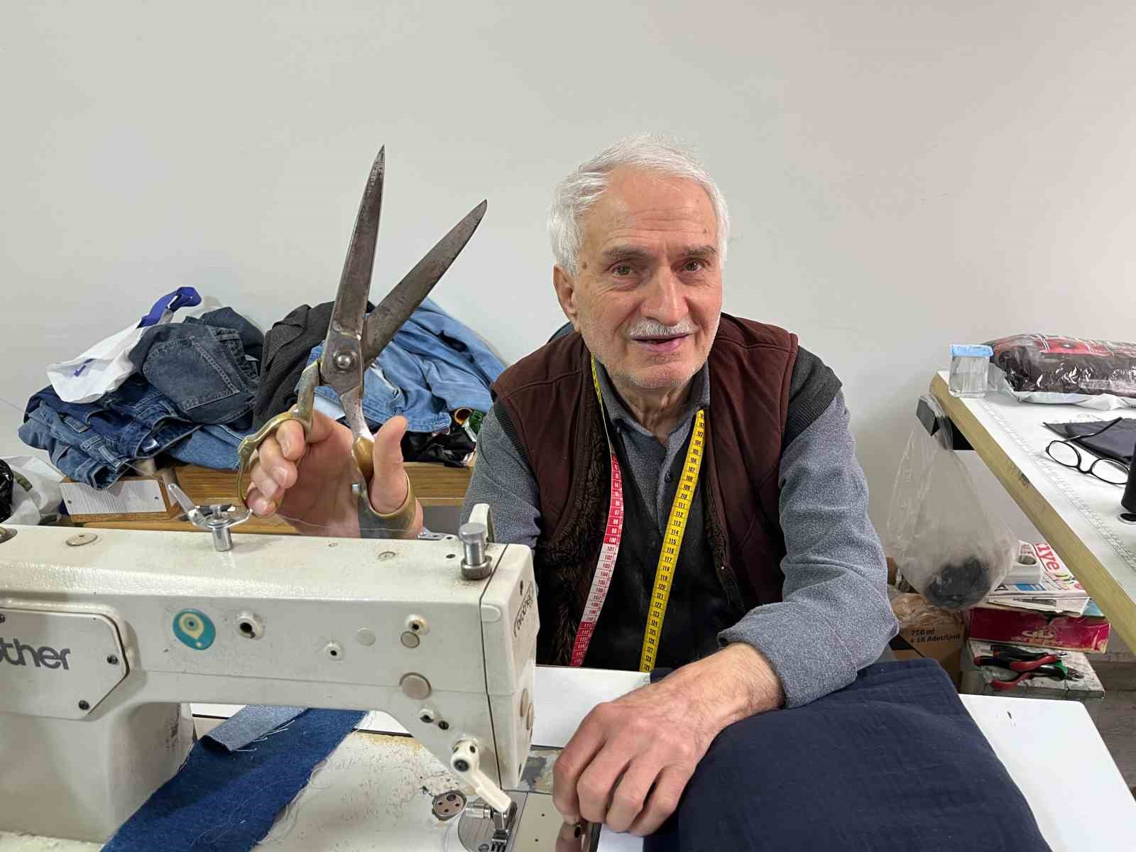artvinli-ziver-usta-63-yildir-terzilik-meslegini-surduruyor