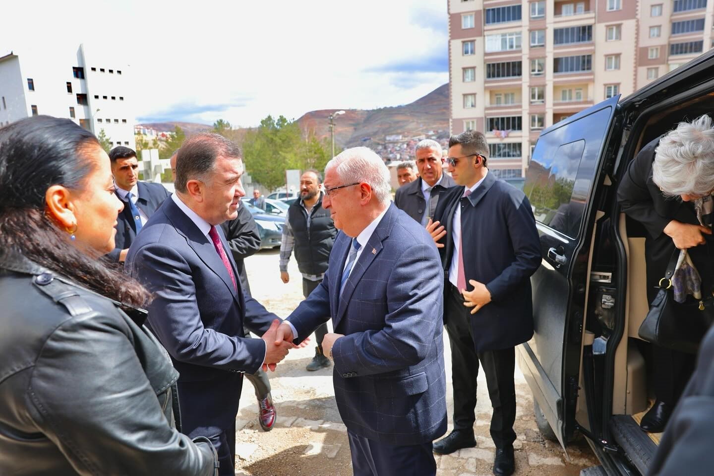 bakan-guler-bayburtta-cenaze-namazina-katildi