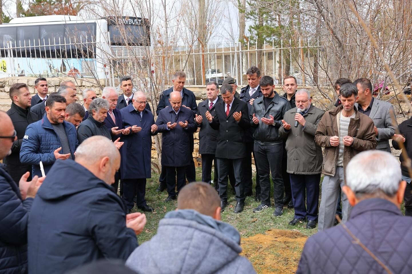 bakan-guler-bayburtta-cenaze-namazina-katildi