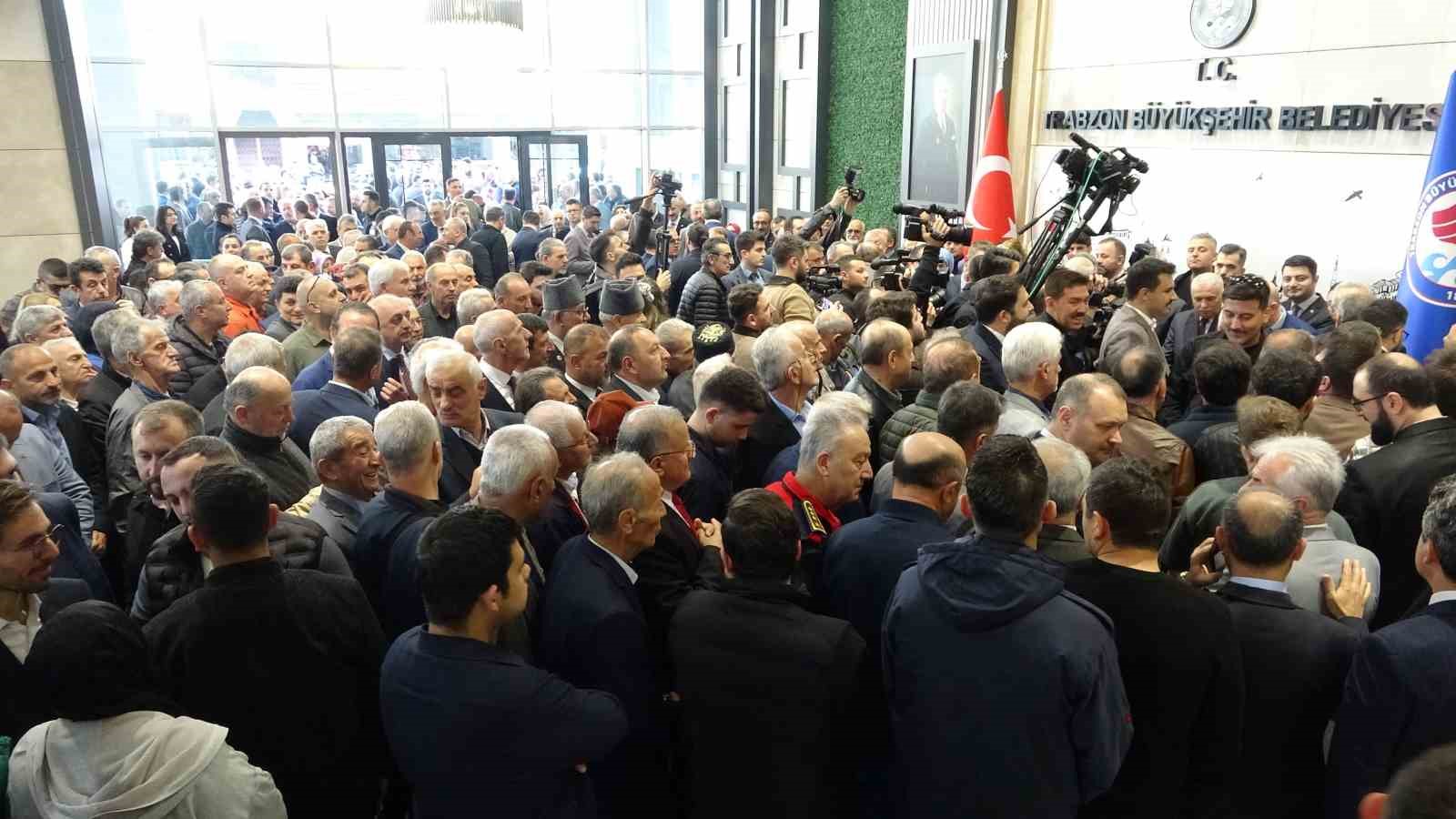 bakan-uraloglu-memleketi-trabzonda-bayramlasma-programlarina-katildi