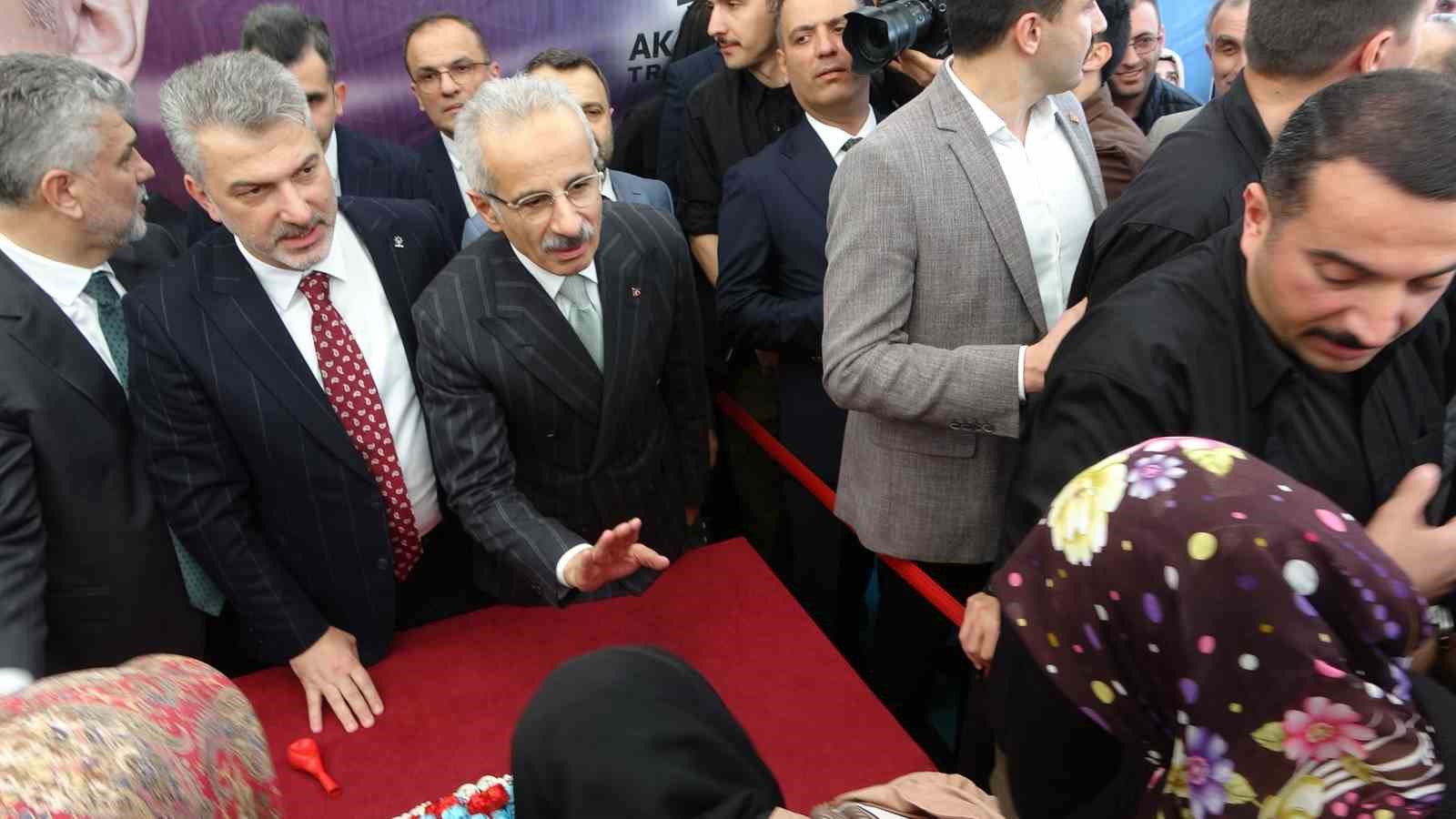 bakan-uraloglu-memleketi-trabzonda-bayramlasma-programlarina-katildi