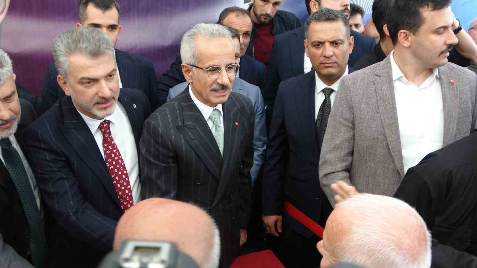 bakan-uraloglu-memleketi-trabzonda-bayramlasma-programlarina-katildi