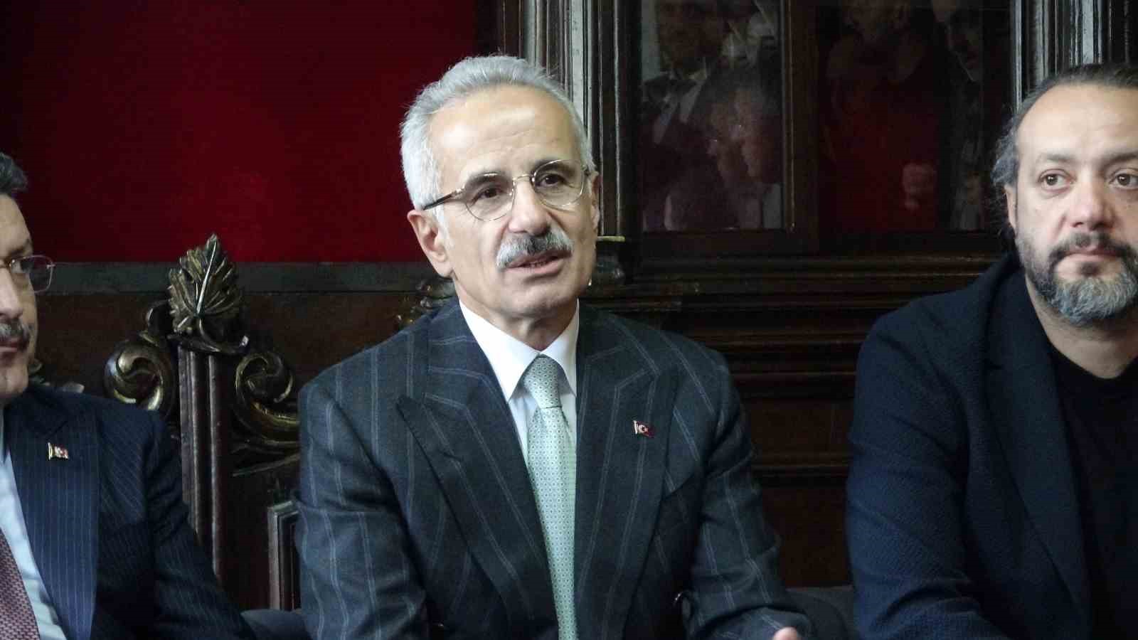bakan-uraloglu-memleketi-trabzonda-bayramlasma-programlarina-katildi