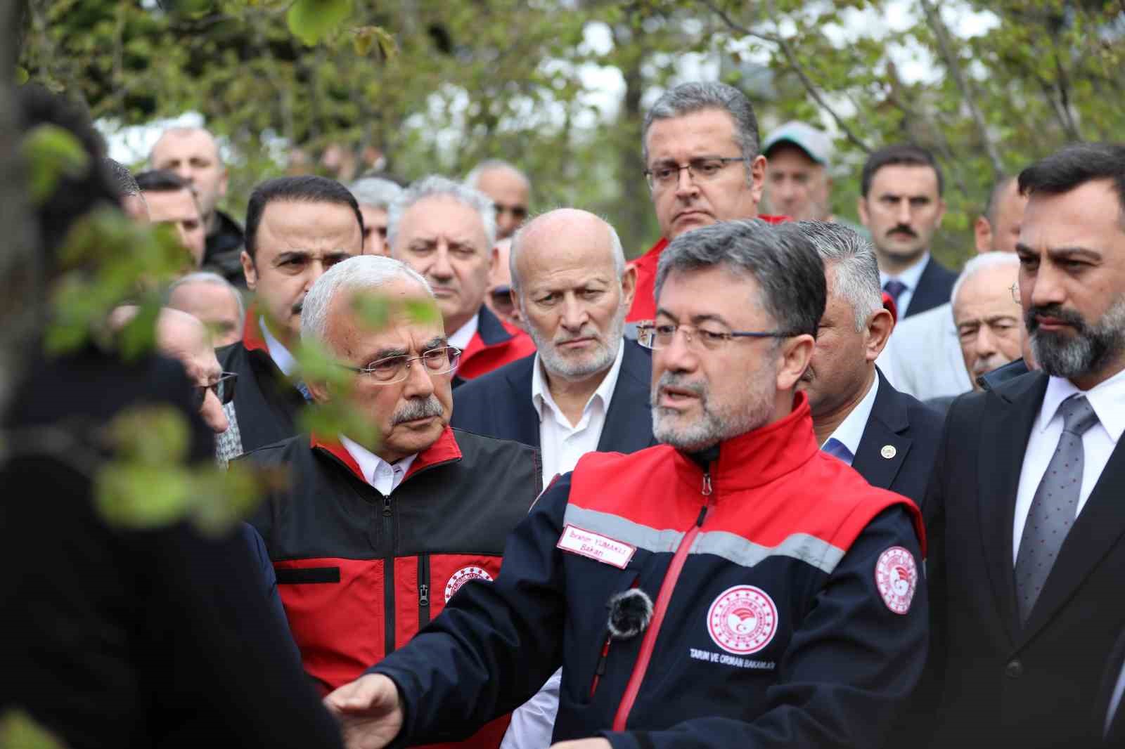 bakan-yumakli-zirai-don-nedeniyle-zarar-goren-agaclarda-kulaktan-dolma-bilgilerle-budama-yapilmamali