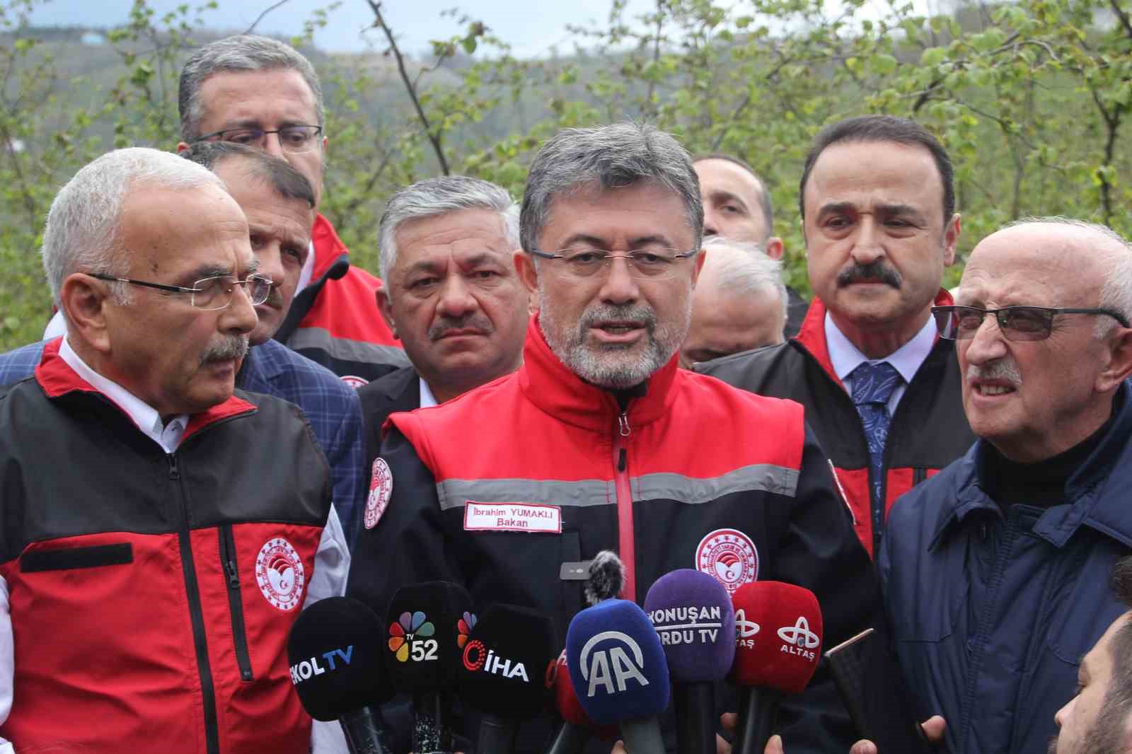 bakan-yumakli-zirai-don-nedeniyle-zarar-goren-agaclarda-kulaktan-dolma-bilgilerle-budama-yapilmamali
