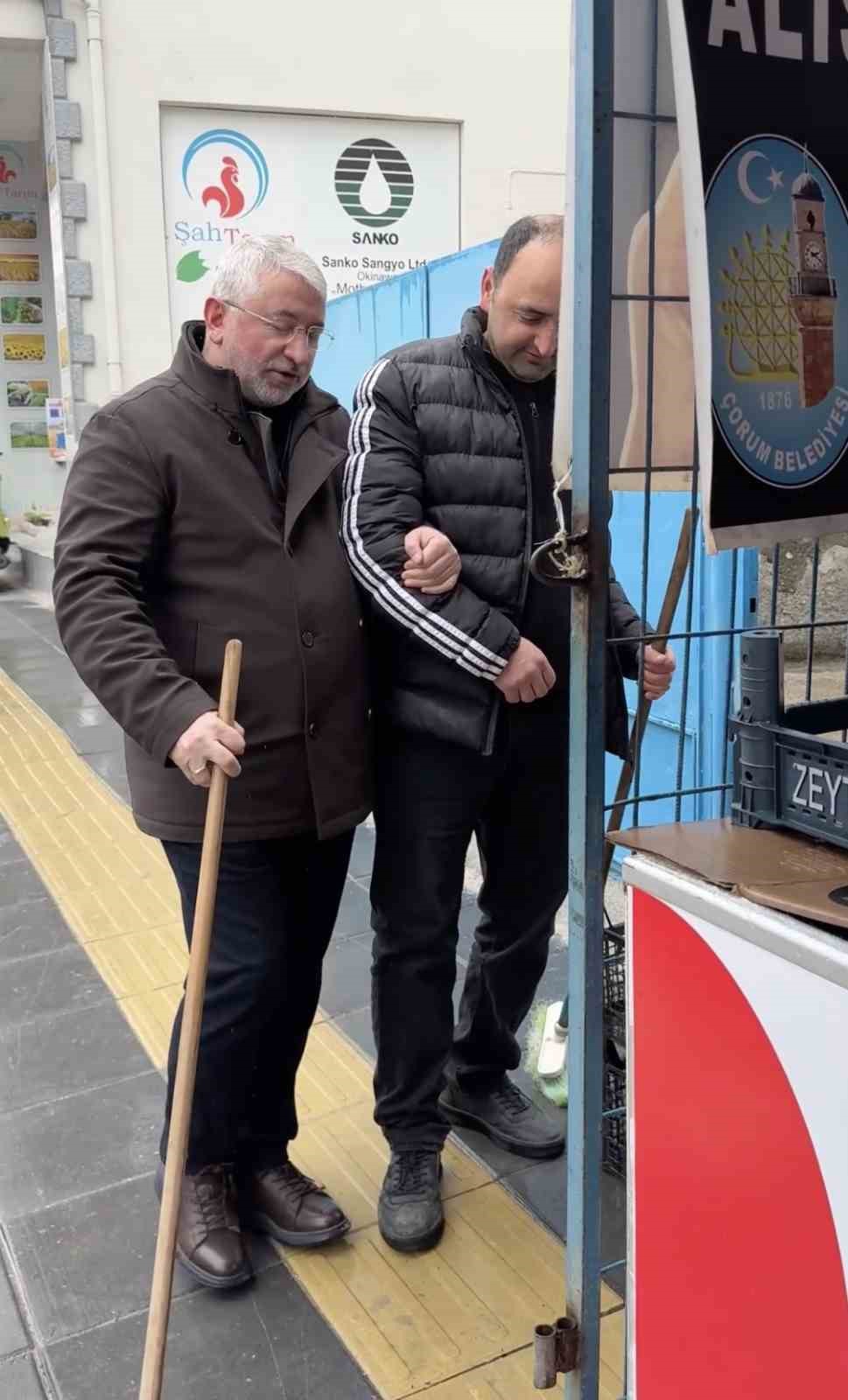 belediye-baskani-esnafa-bastonu-verdi-gozunu-kapatti-kaldirimdaki-duyarsizligi-boyle-gosterdi