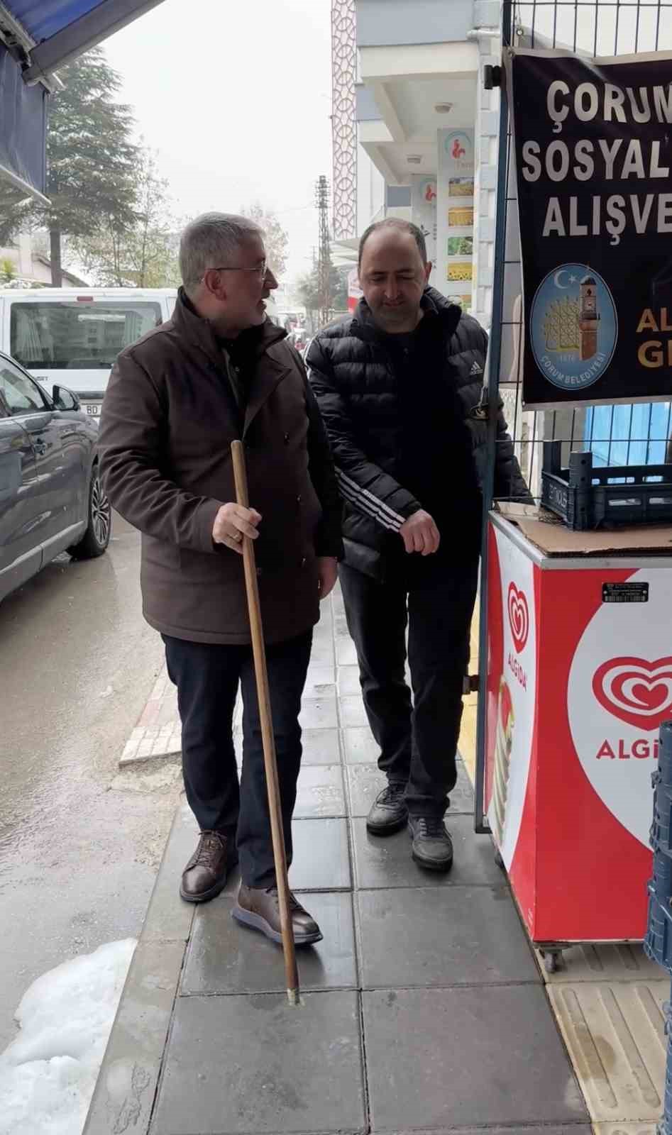 belediye-baskani-esnafa-bastonu-verdi-gozunu-kapatti-kaldirimdaki-duyarsizligi-boyle-gosterdi