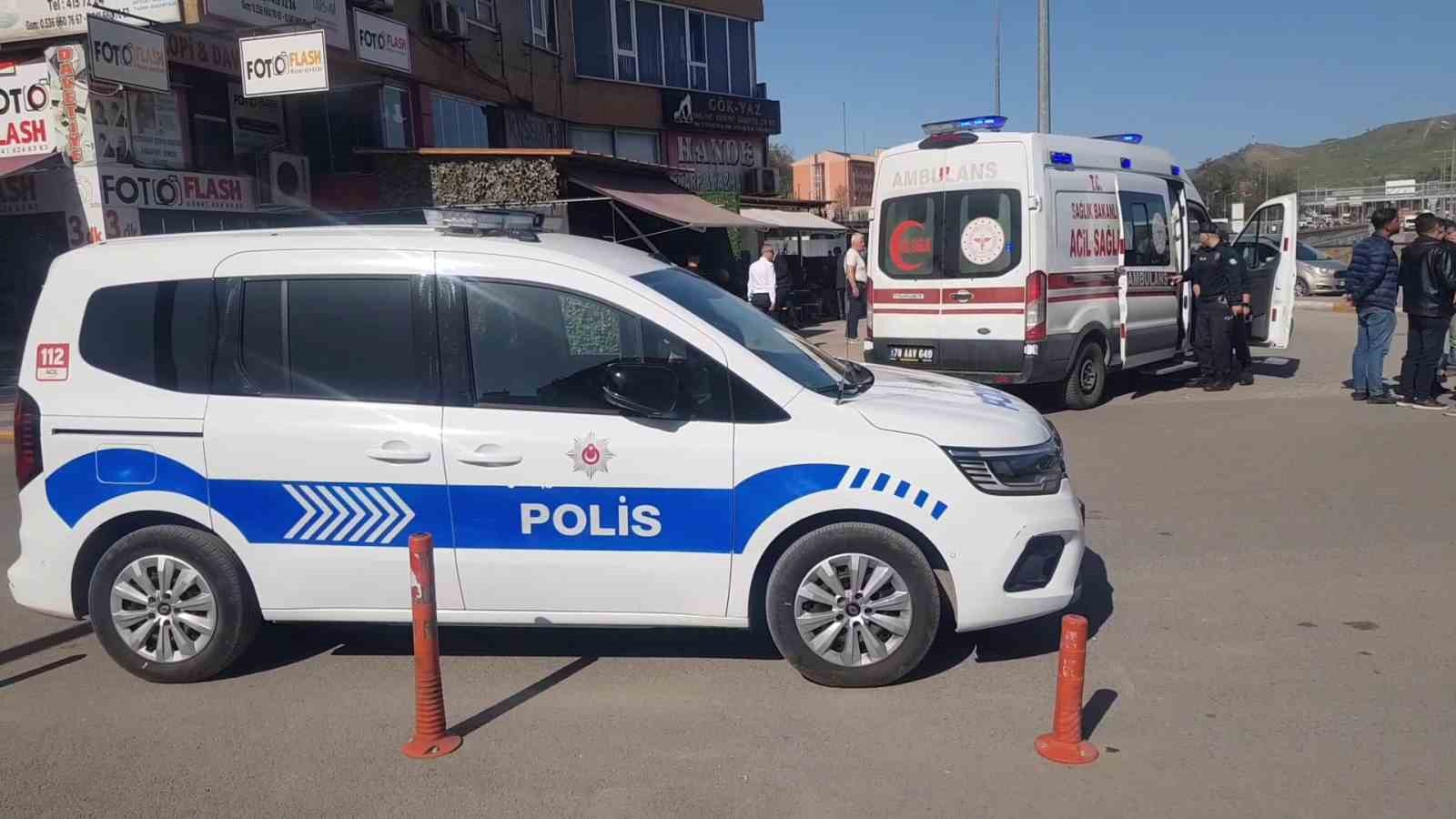 birbirlerine-tas-duba-ve-bicakla-saldirdilar-kavga-ani-kamerada