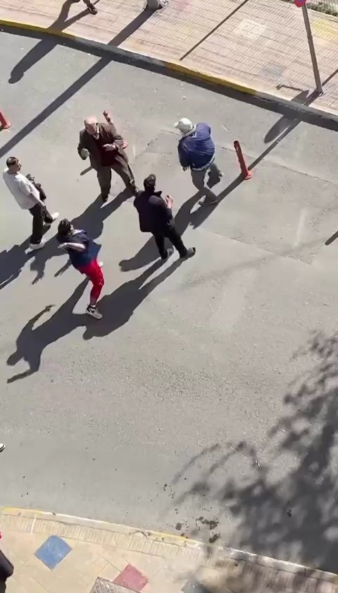 birbirlerine-tas-duba-ve-bicakla-saldirdilar-kavga-ani-kamerada