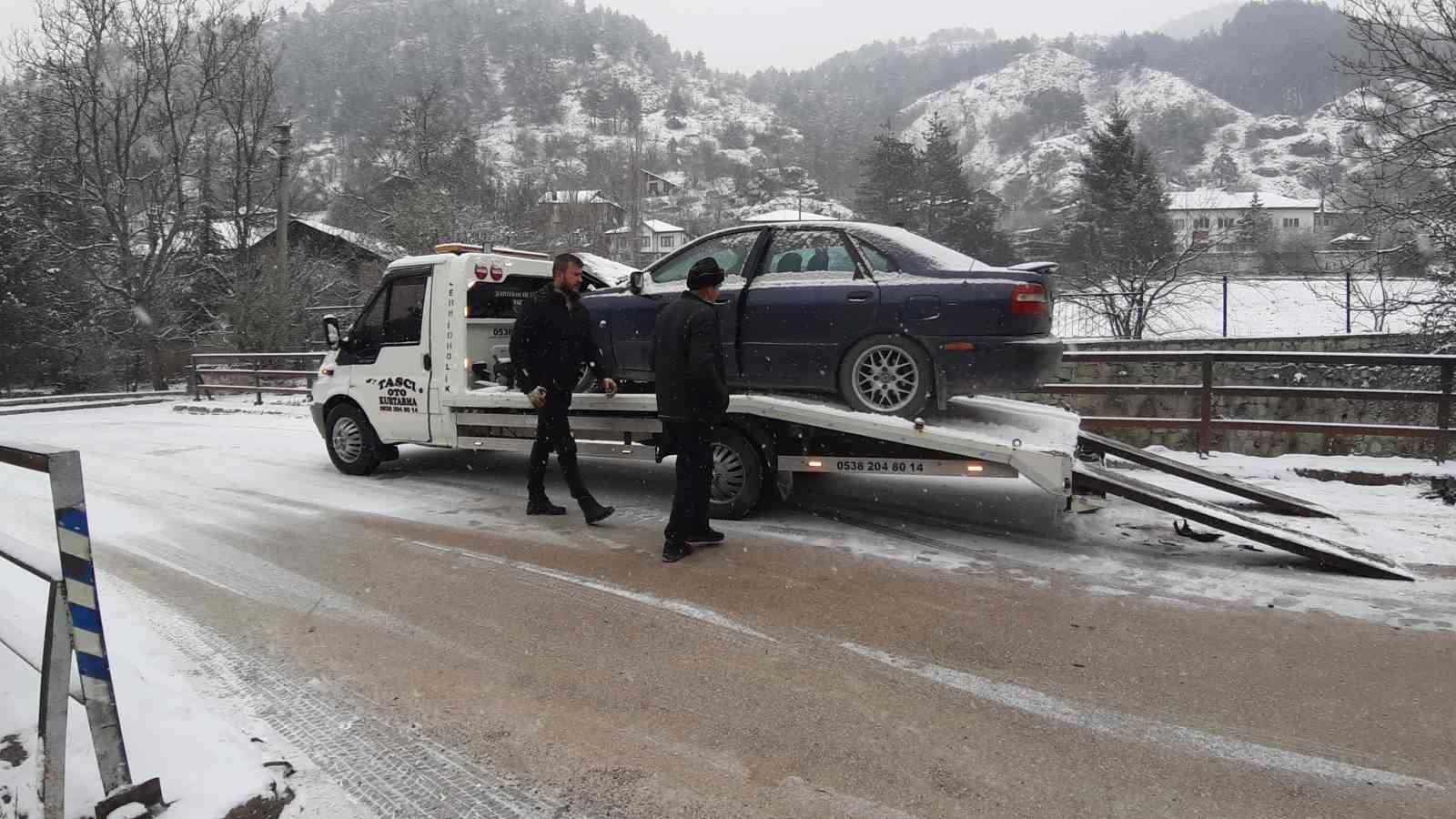 buz-tutan-yolda-kafa-kafaya-carpistilar