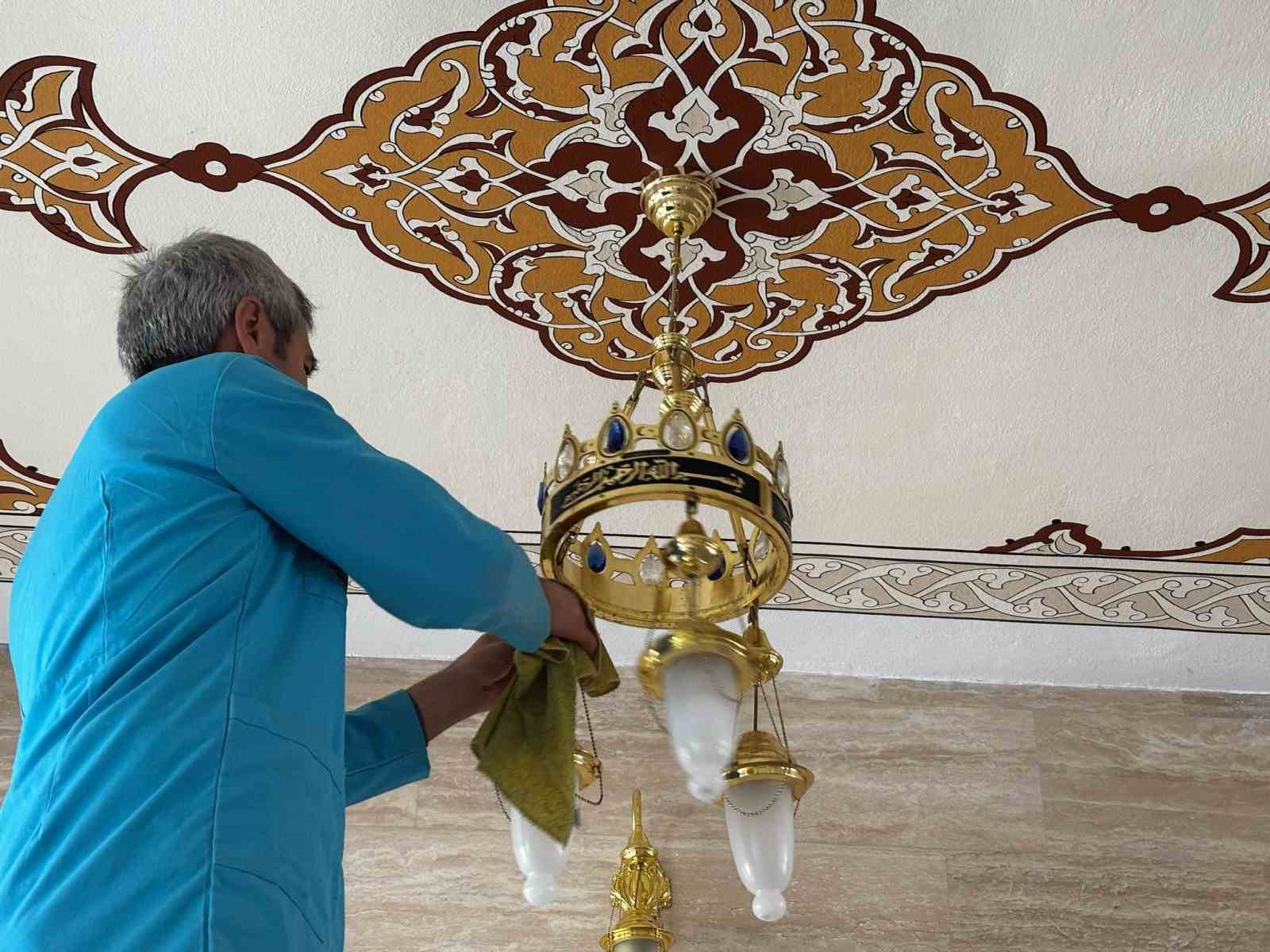 corum-belediyesi-ibadethanelerin-temizligine-onem-gostermeye-devam-ediyor
