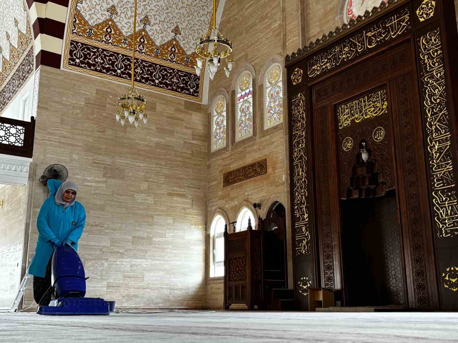 corum-belediyesi-ibadethanelerin-temizligine-onem-gostermeye-devam-ediyor