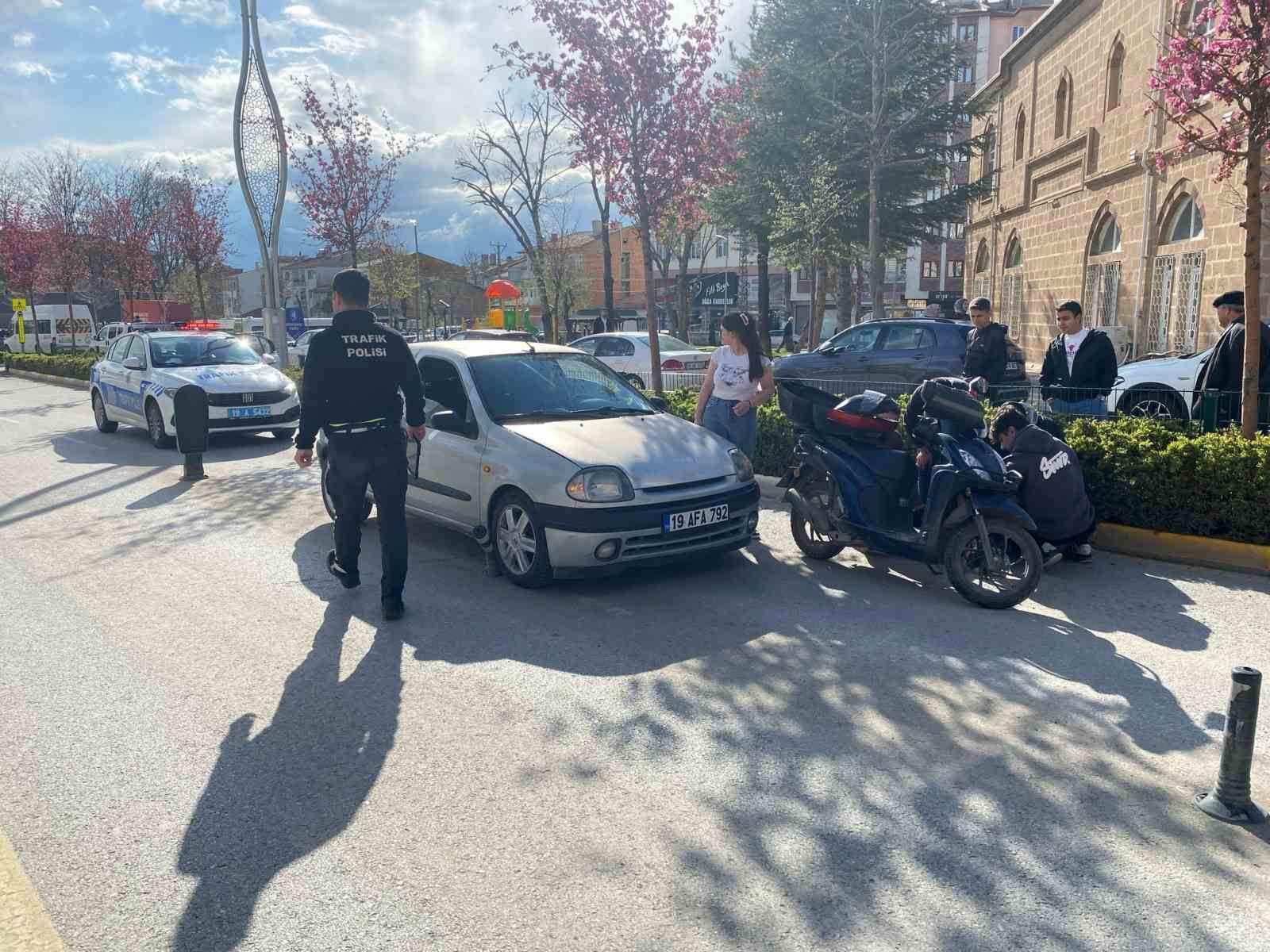 corumda-otomobil-ile-motosiklet-carpisti-1-yarali