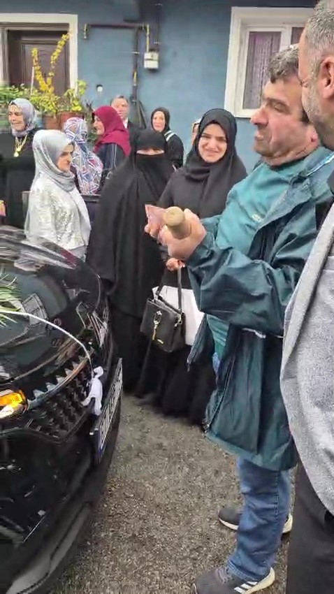 damadin-arkadasi-sopayla-gelin-arabasinin-onunu-kesip-bahsis-aldi