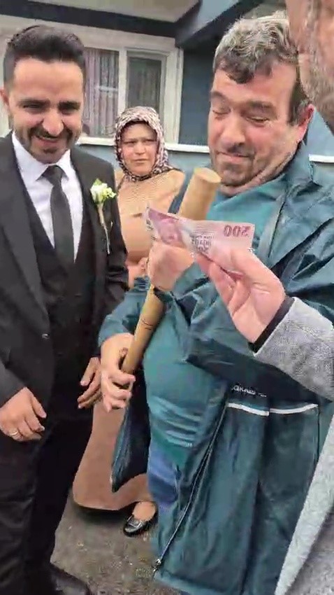 damadin-arkadasi-sopayla-gelin-arabasinin-onunu-kesip-bahsis-aldi