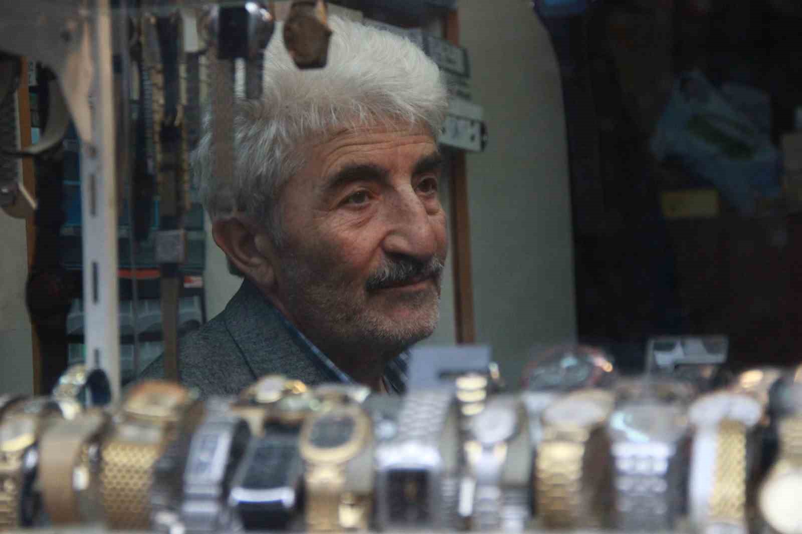 dedesinden-ve-babasindan-kalan-mirasi-mekanik-saatleri-tamir-ederek-yasatiyor