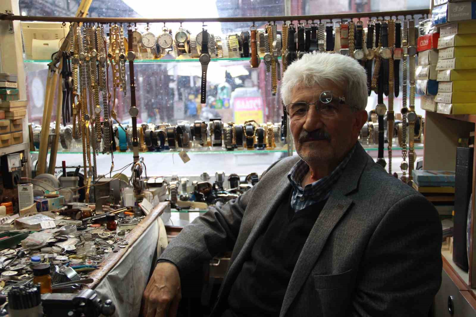 dedesinden-ve-babasindan-kalan-mirasi-mekanik-saatleri-tamir-ederek-yasatiyor