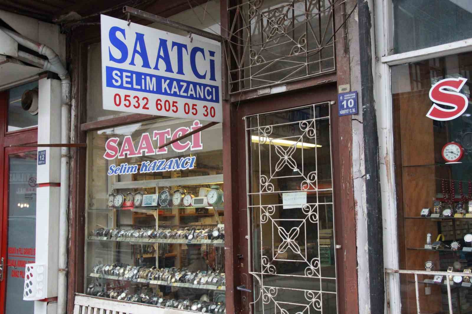 dedesinden-ve-babasindan-kalan-mirasi-mekanik-saatleri-tamir-ederek-yasatiyor