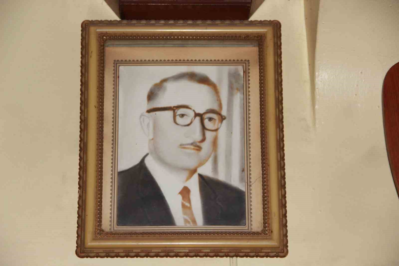 dedesinden-ve-babasindan-kalan-mirasi-mekanik-saatleri-tamir-ederek-yasatiyor